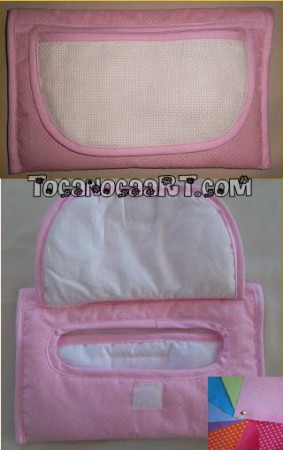 Bolsa para toalhitas bordado com nome e animação em ponto cruz.